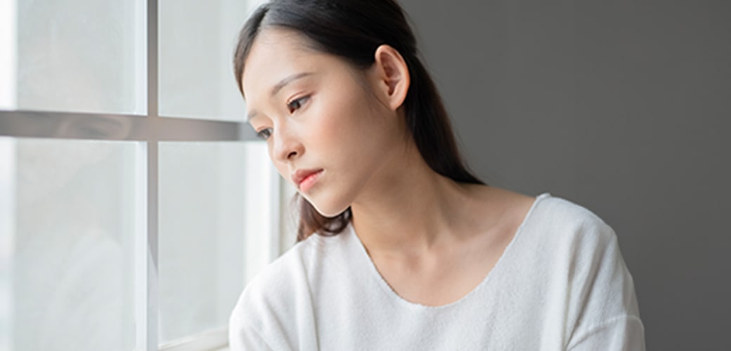 表情の乏しさや活力の低下